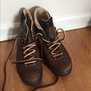Men’s snow boots size 9